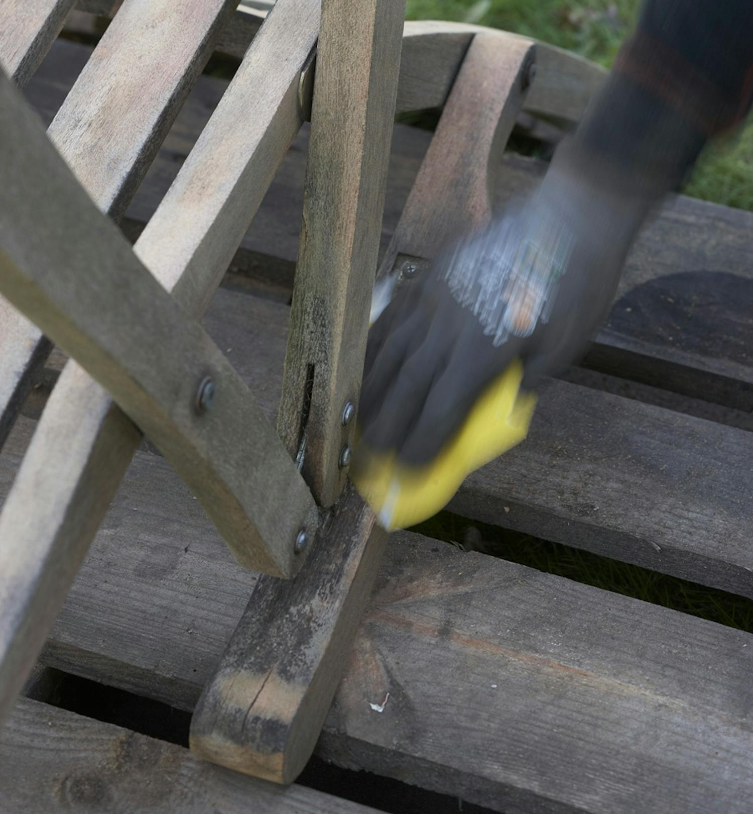 Her bruges slibepapir, men ziehklingen er endnu mere effektiv til at fjerne maling. Her bruges slibepapir, men ziehklingen er endnu mere effektiv til at fjerne maling.